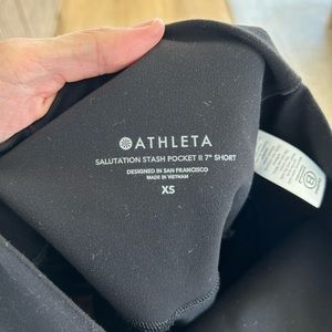 Athleta salutation stash short 7” black